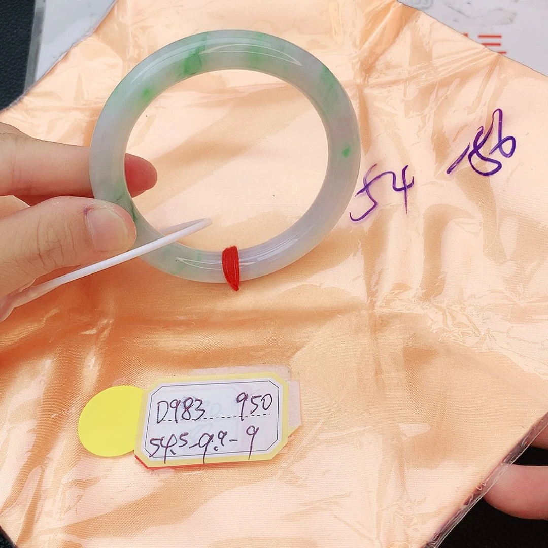 翡翠手镯未镶嵌翡翠