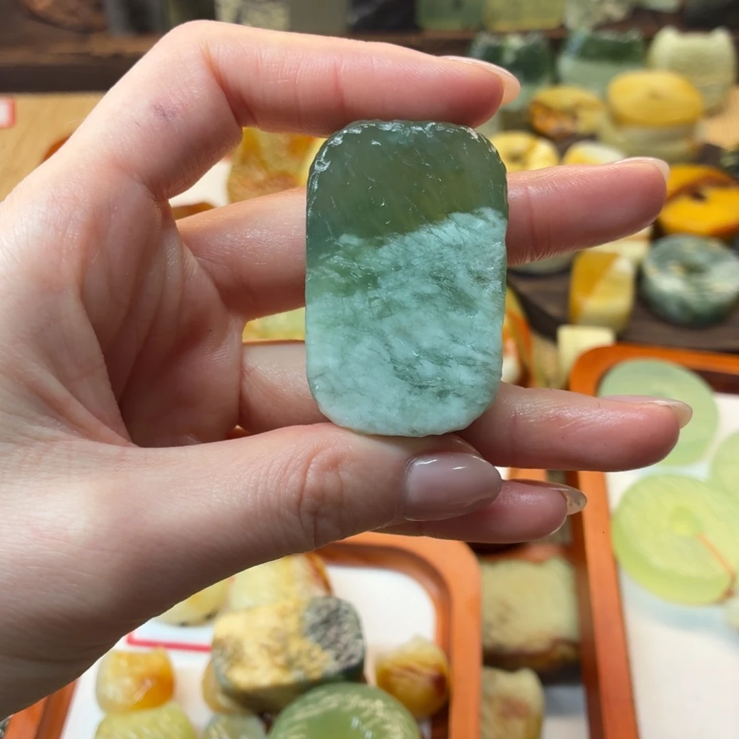 冯****蛇纹石玉未镶嵌颈饰