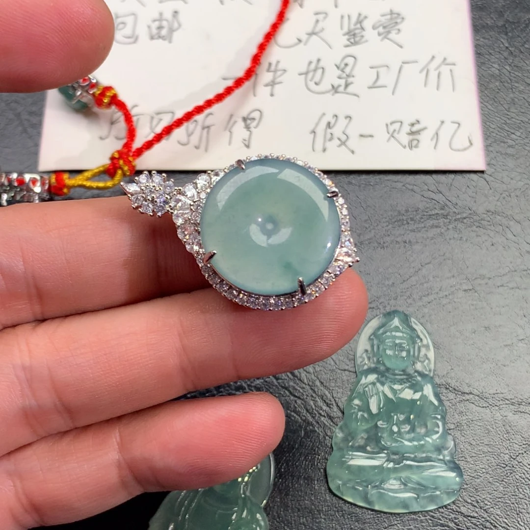 翡翠颈饰未镶嵌平安扣