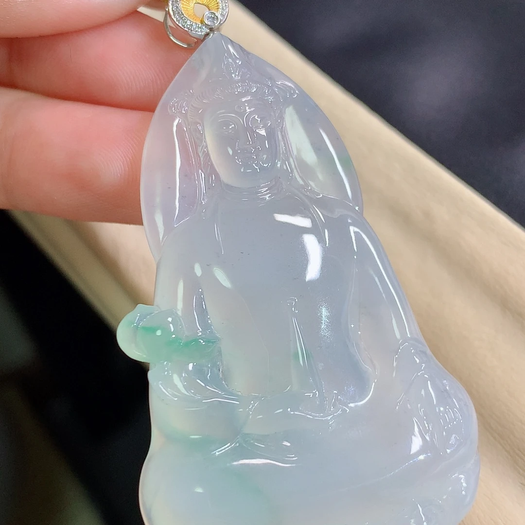 翡翠18K金镶嵌颈饰观音