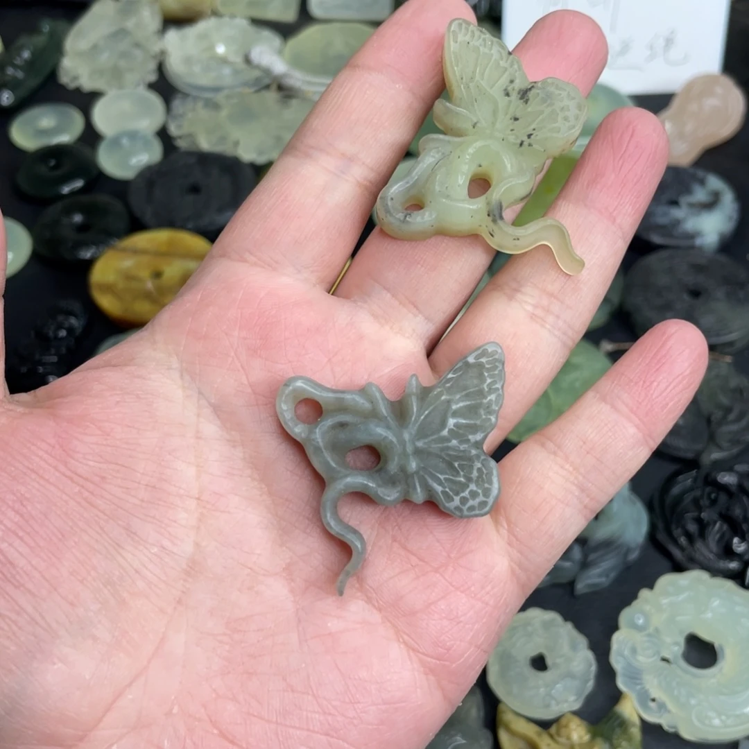 岫玉未镶嵌颈饰蛇蝶