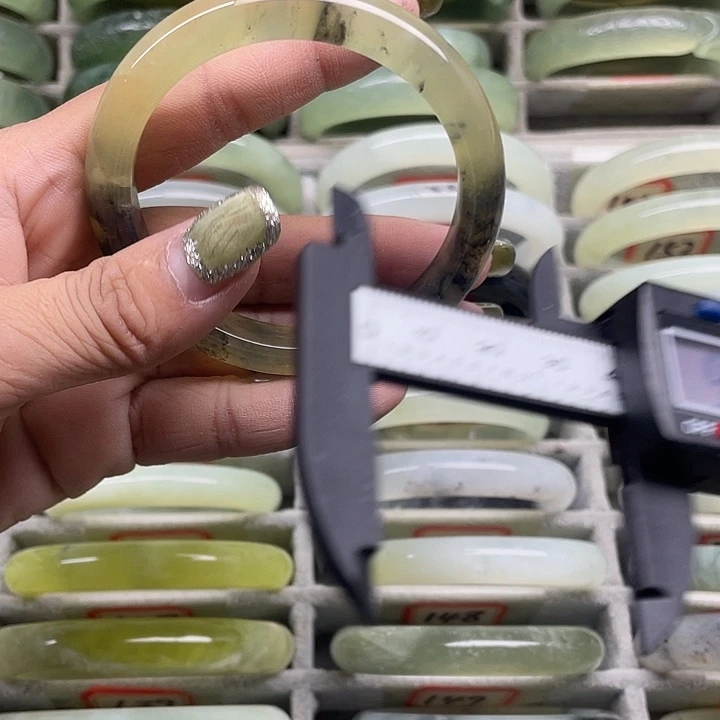 蛇纹石玉未镶嵌手镯130