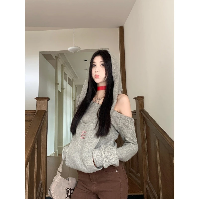 辣妹假两件斜肩连帽针织衫秋季2025新款设计感刺绣上衣复古牛仔裤