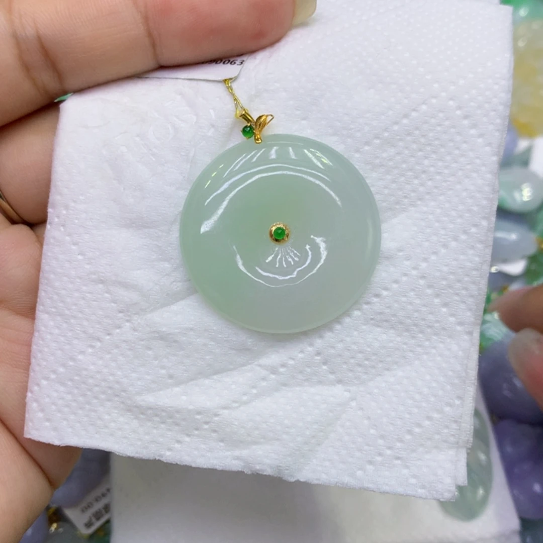 秋***芝翡翠18K金镶嵌颈饰