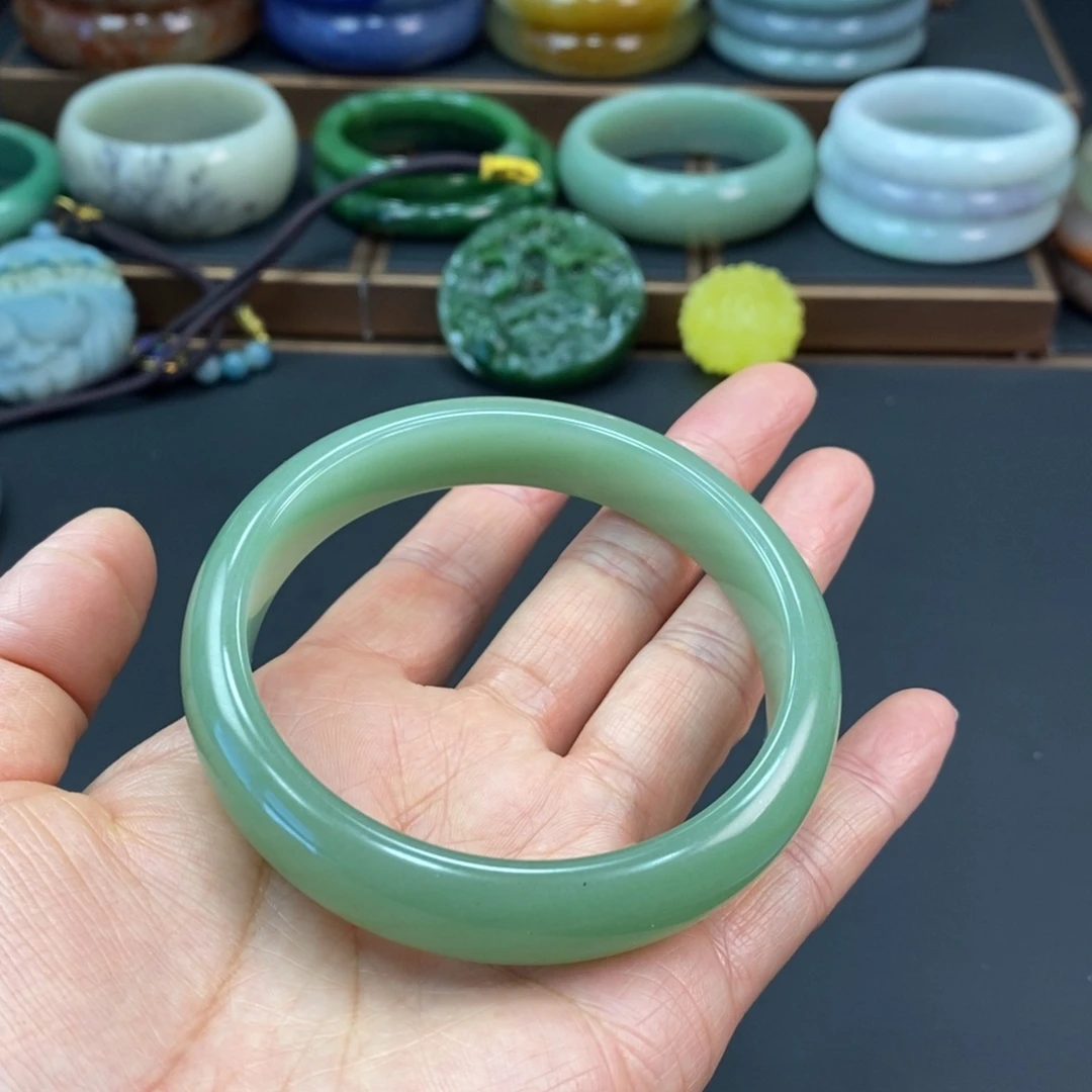 柚***8石英质玉未镶嵌手镯