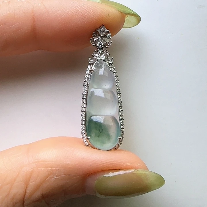 翡翠18K金镶嵌颈饰天然缅料A货 高冰飘花福豆