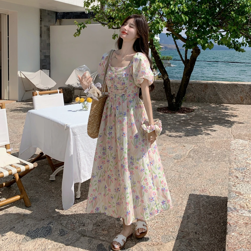 法式复古方领泡泡袖茶歇裙2025夏季气质收腰显瘦度假碎花连衣裙女