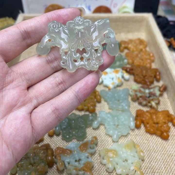 轻****合金蛇纹石玉颈饰