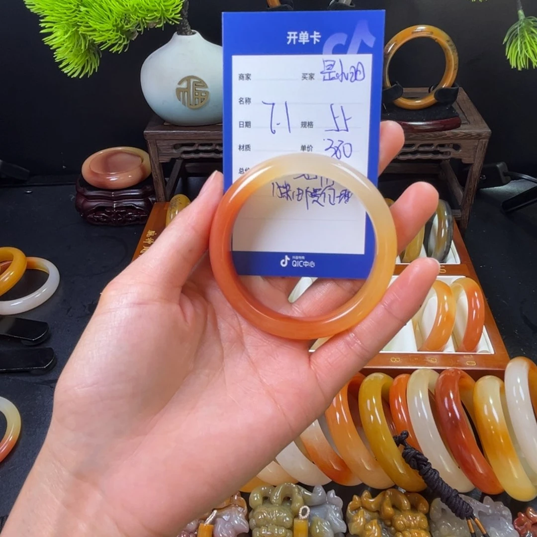 石英质玉手镯未镶嵌是**啊