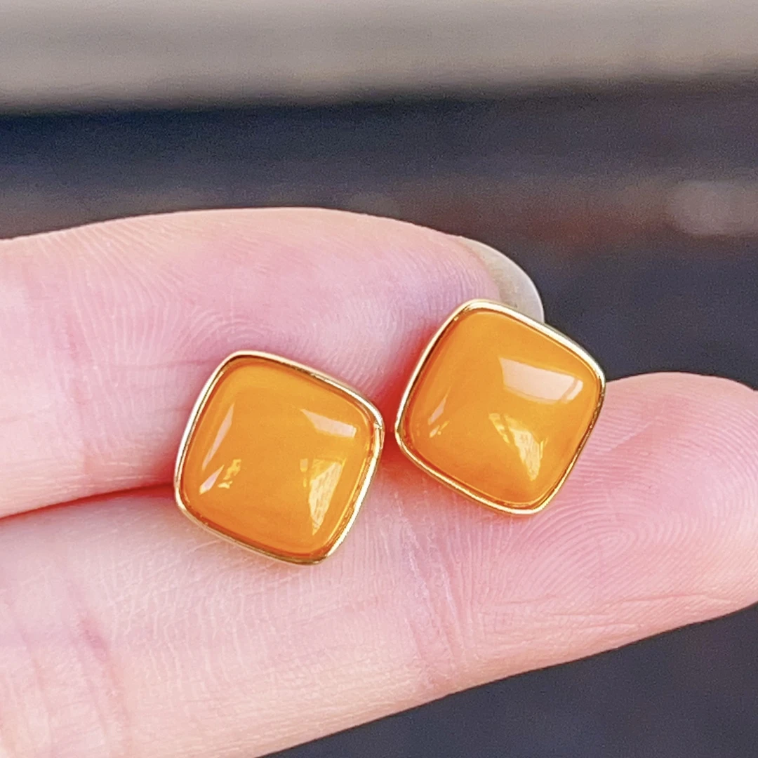 925银镶嵌蜜蜡方形耳钉，款式简约百搭，尺寸10*12mm