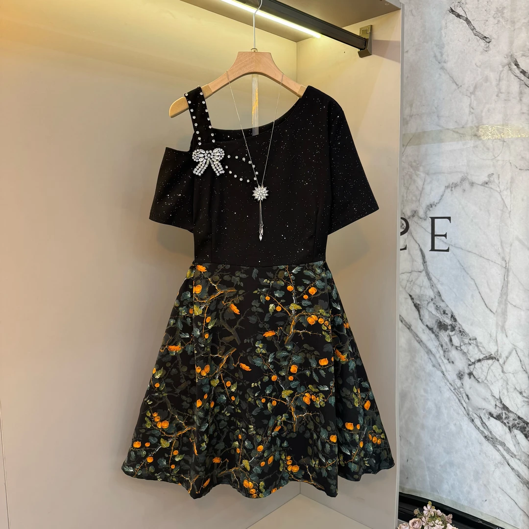 2025欧货复古印花拼接撒星单侧露肩重工钉珠蝴蝶结胖mm连衣裙525
