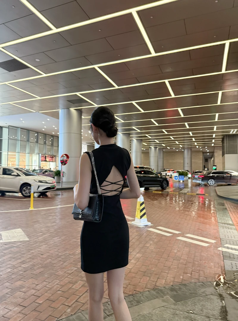 纯欲风露背性感辣妹连衣裙女2025夏季高级感黑色圆领包臀短裙