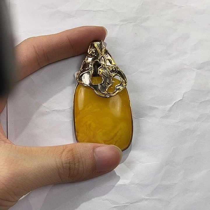 琥珀未镶嵌颈饰多人