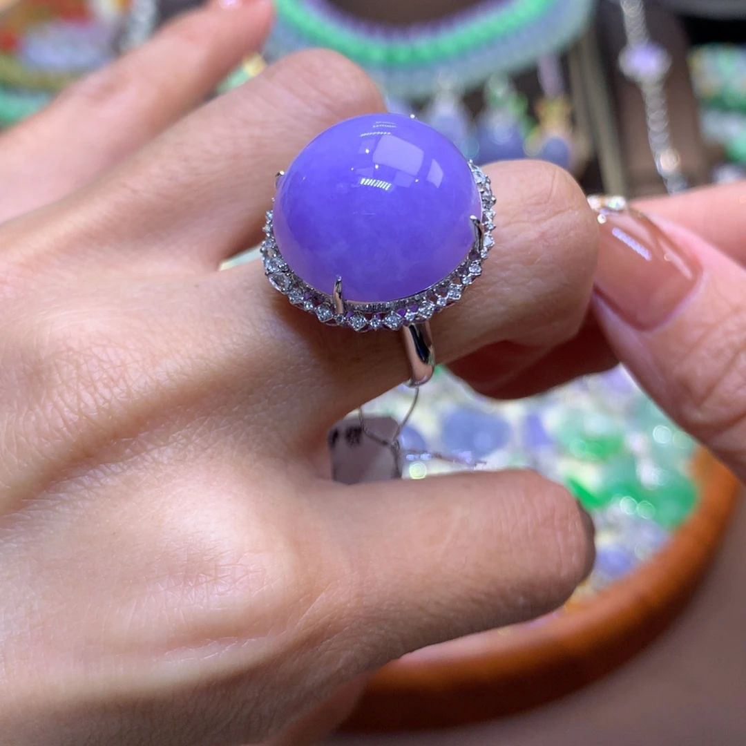 L***i翡翠18K金镶嵌颈饰