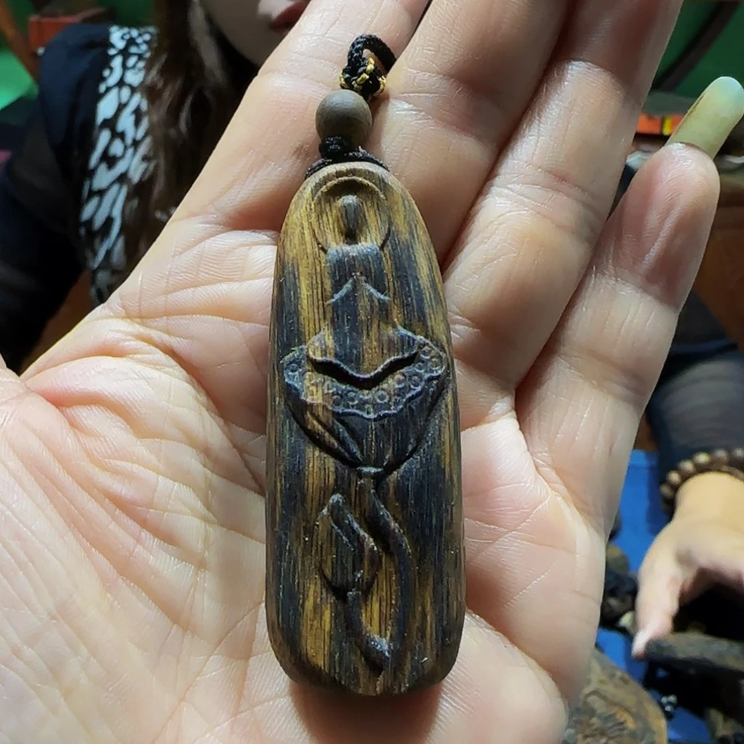 沉香碎屑沉香海南白奇乌身老料无相佛小精品