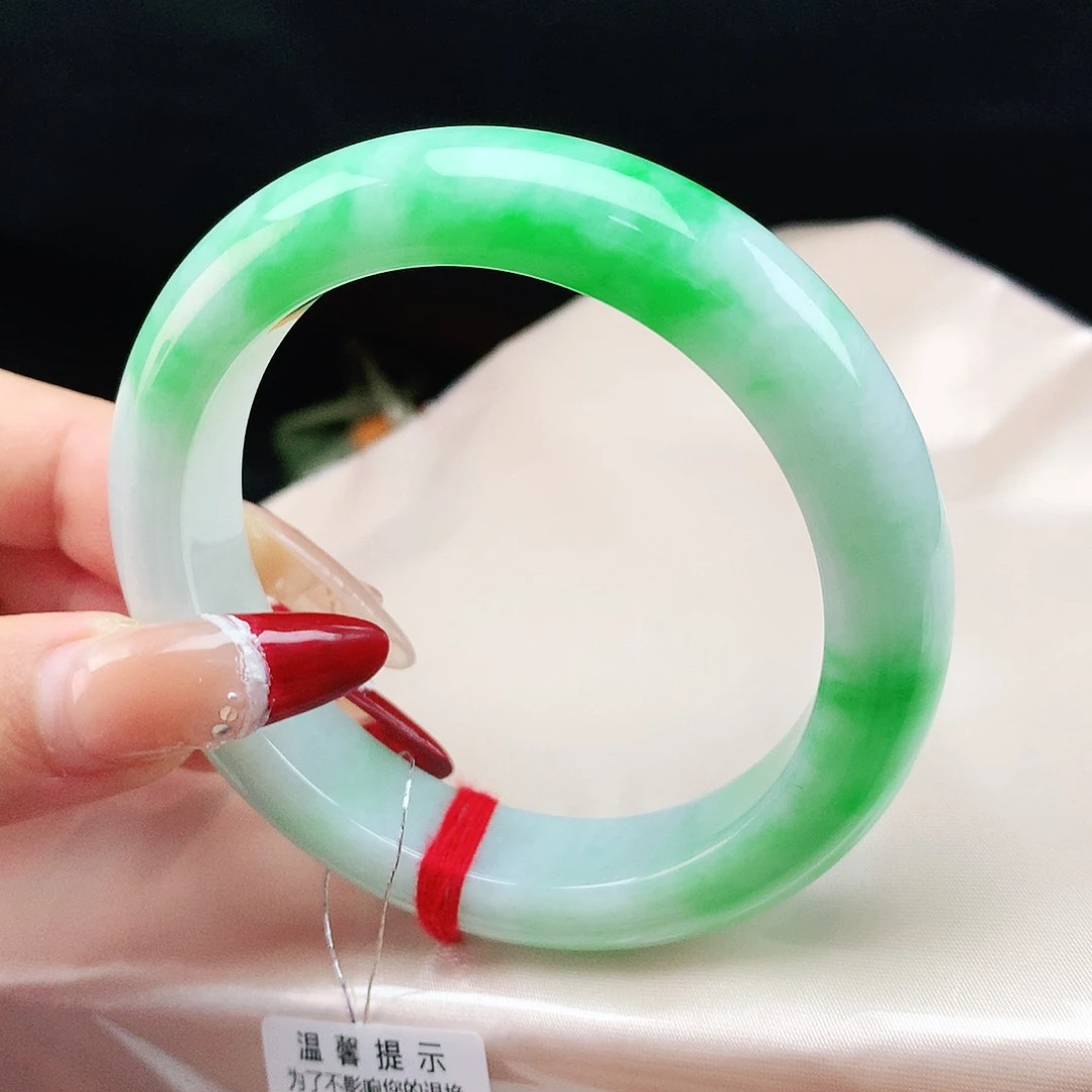 翡翠手镯未镶嵌56圈