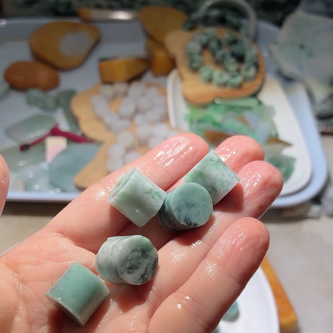翡翠未镶嵌颈饰边角料