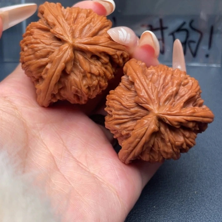 裴***蟒吊坠文玩核桃白狮子