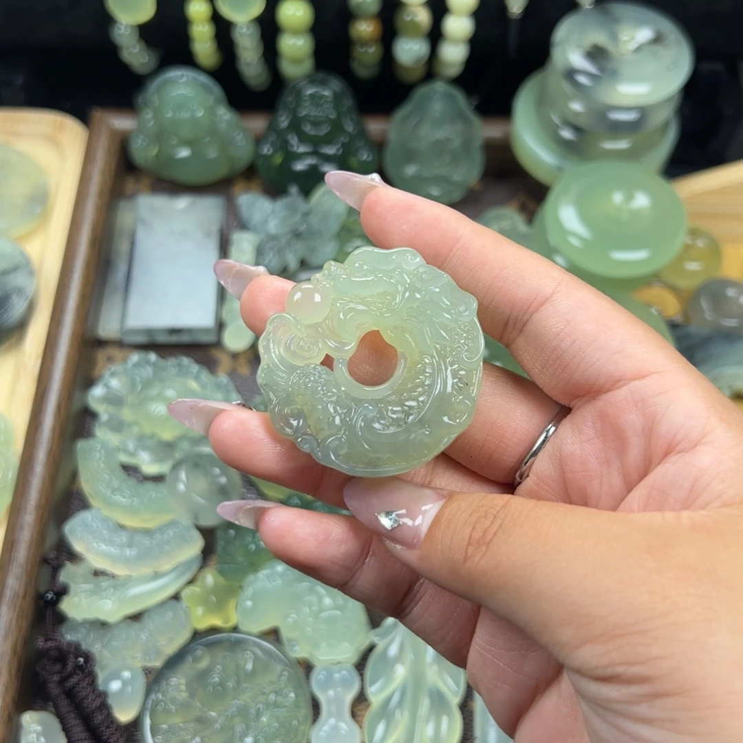 蛇纹石玉未镶嵌颈饰