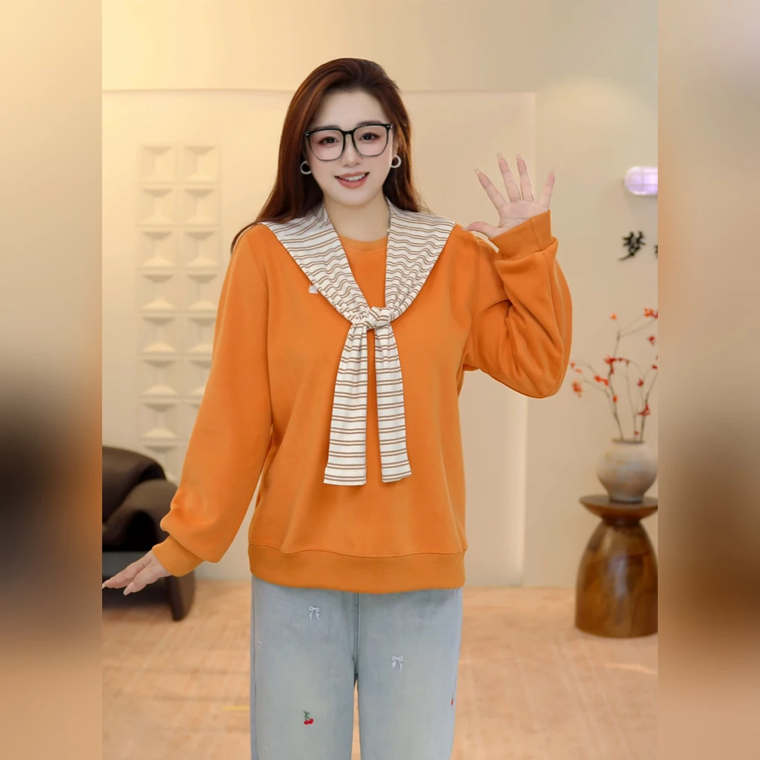 大码女装圆领长袖宽松短款卫衣+设计感条纹披肩+樱桃刺绣牛仔裤