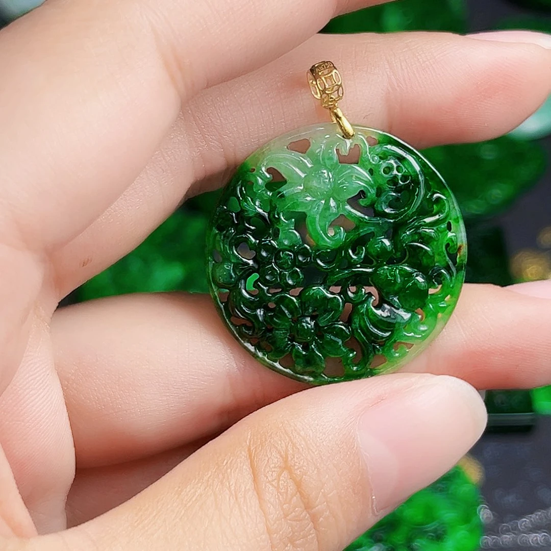 颈饰18K金镶嵌翡翠多样性