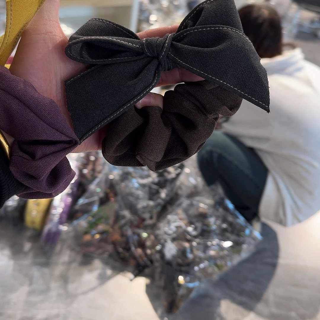 非金属灰色蝴蝶结