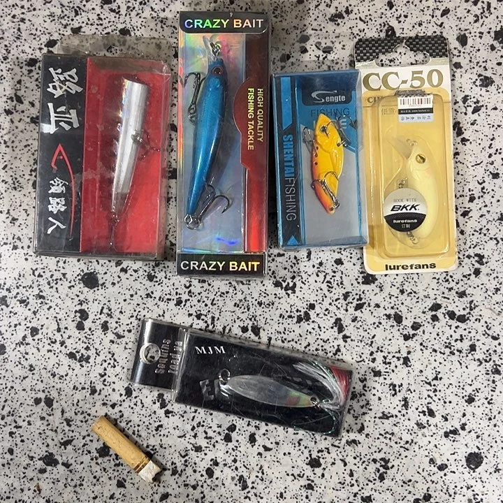 如图所示5个假饵有一个bkk