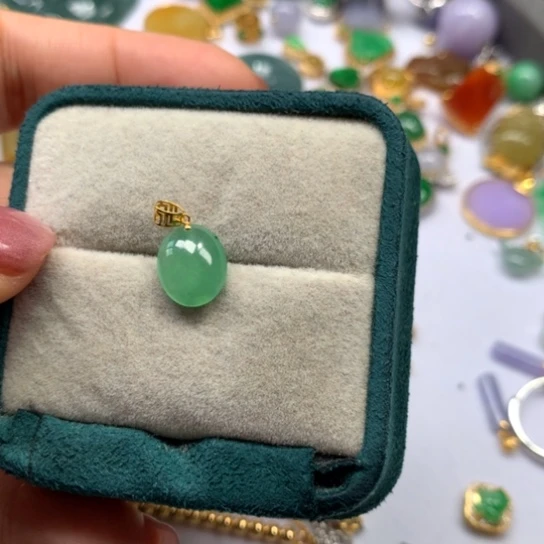 颈饰18K金镶嵌翡翠