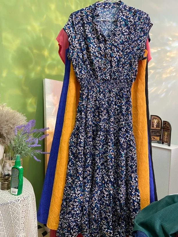 碎花v领纽扣连衣裙