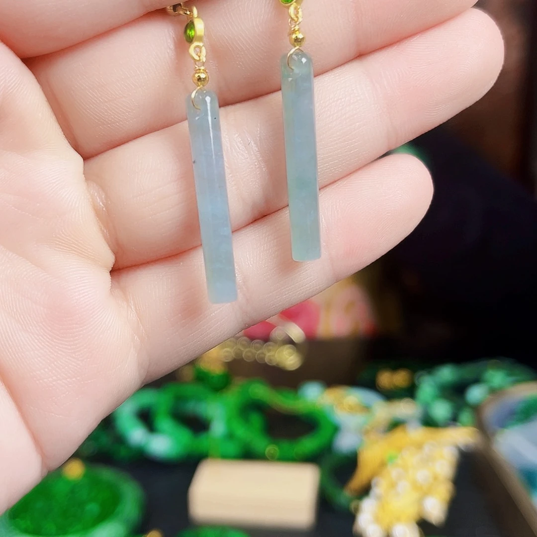 翡翠颈饰未镶嵌耳饰