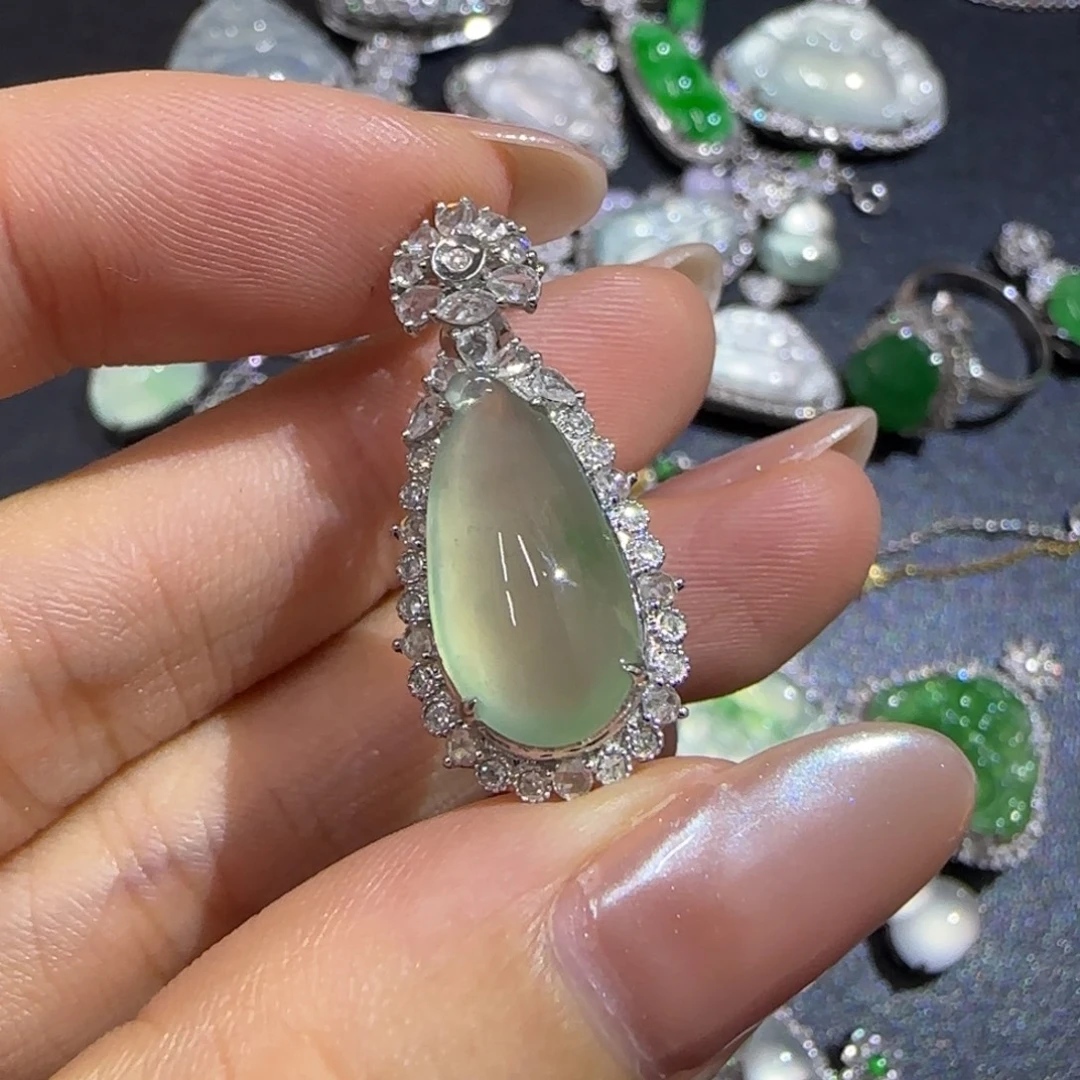 颈饰18K金镶嵌翡翠精品