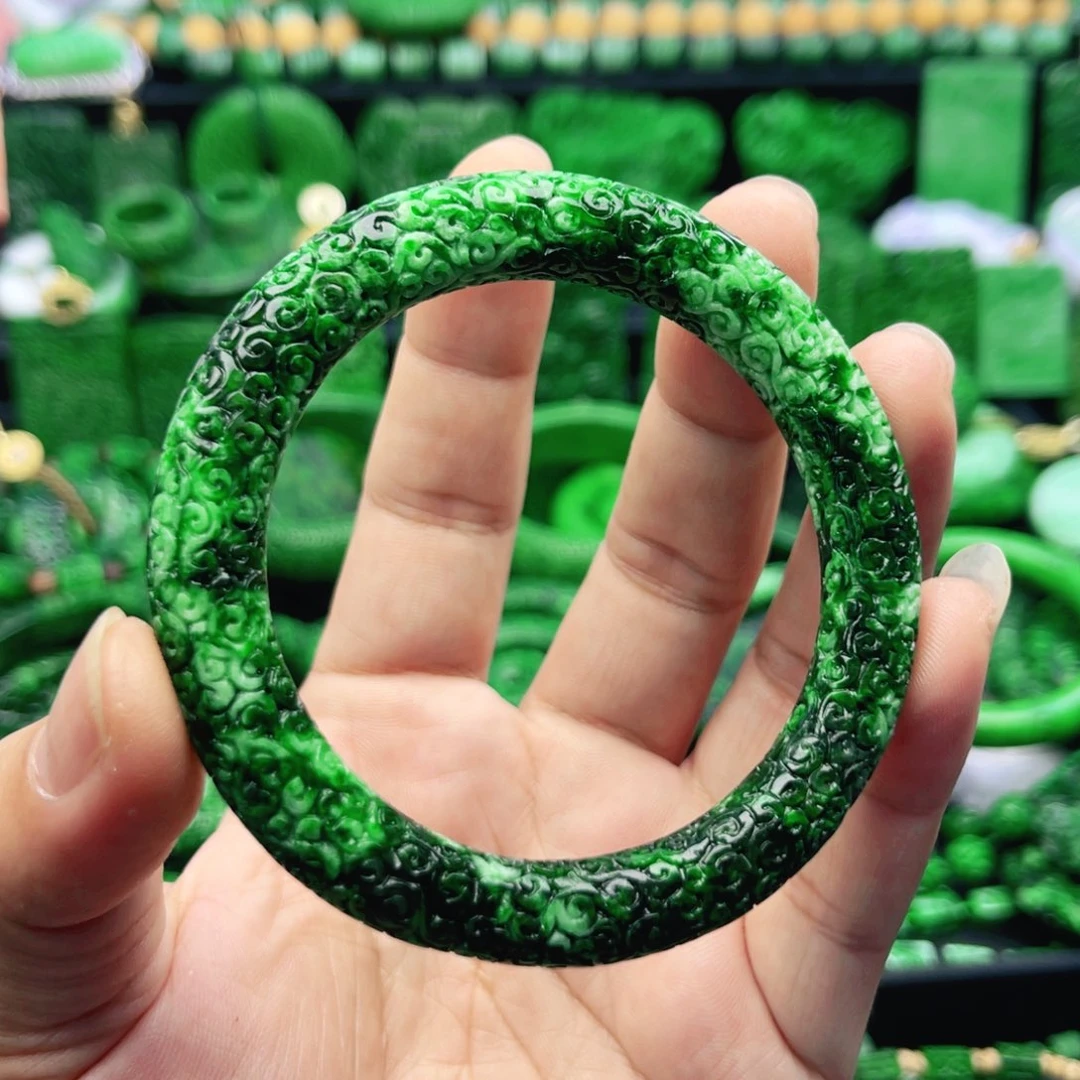 只买单纯的吊坠，没带链子，属的性质。手镯