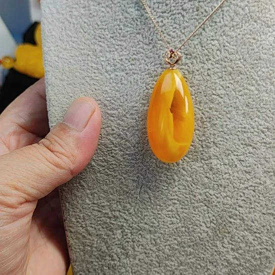 蜜蜡吊坠(赠链)18K金镶嵌
