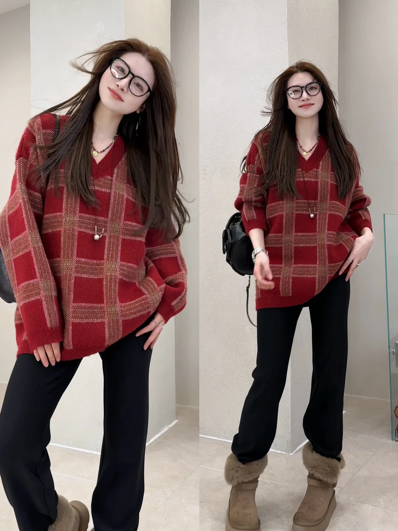 月月 2025冬季新款小众设计极简编织撞色格纹V领针织衫 2511C8114