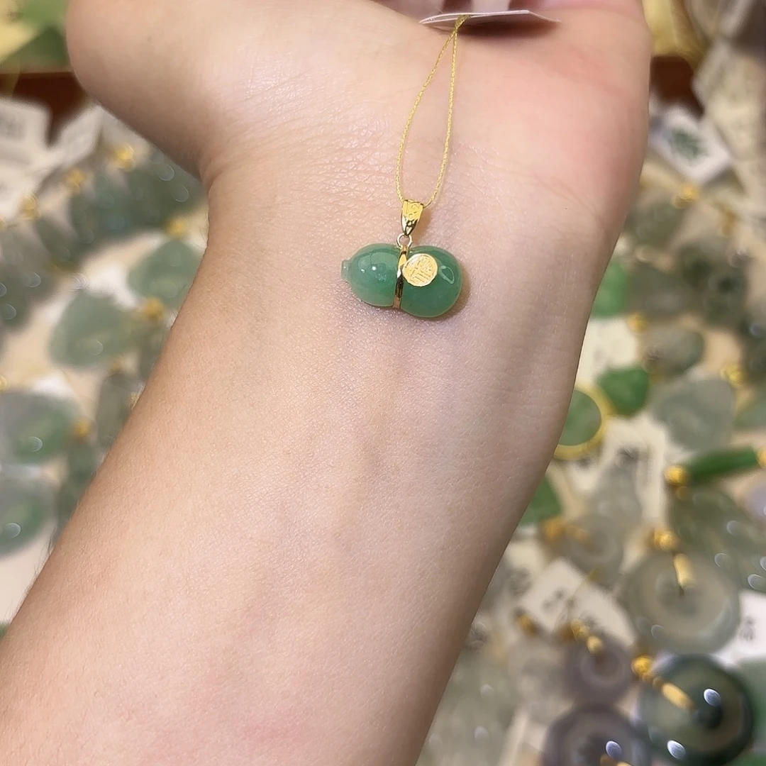 翡翠18K金镶嵌颈饰葫芦