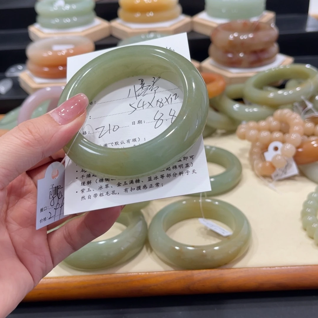 石英质玉手镯未镶嵌八****?