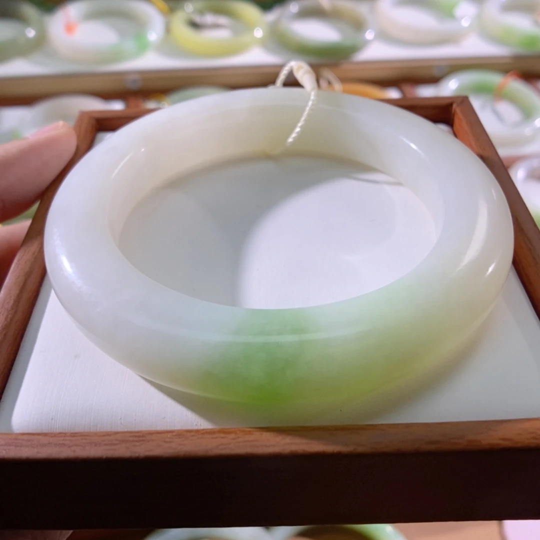 【闪购商品】未镶嵌手镯和田玉（翠青玉）