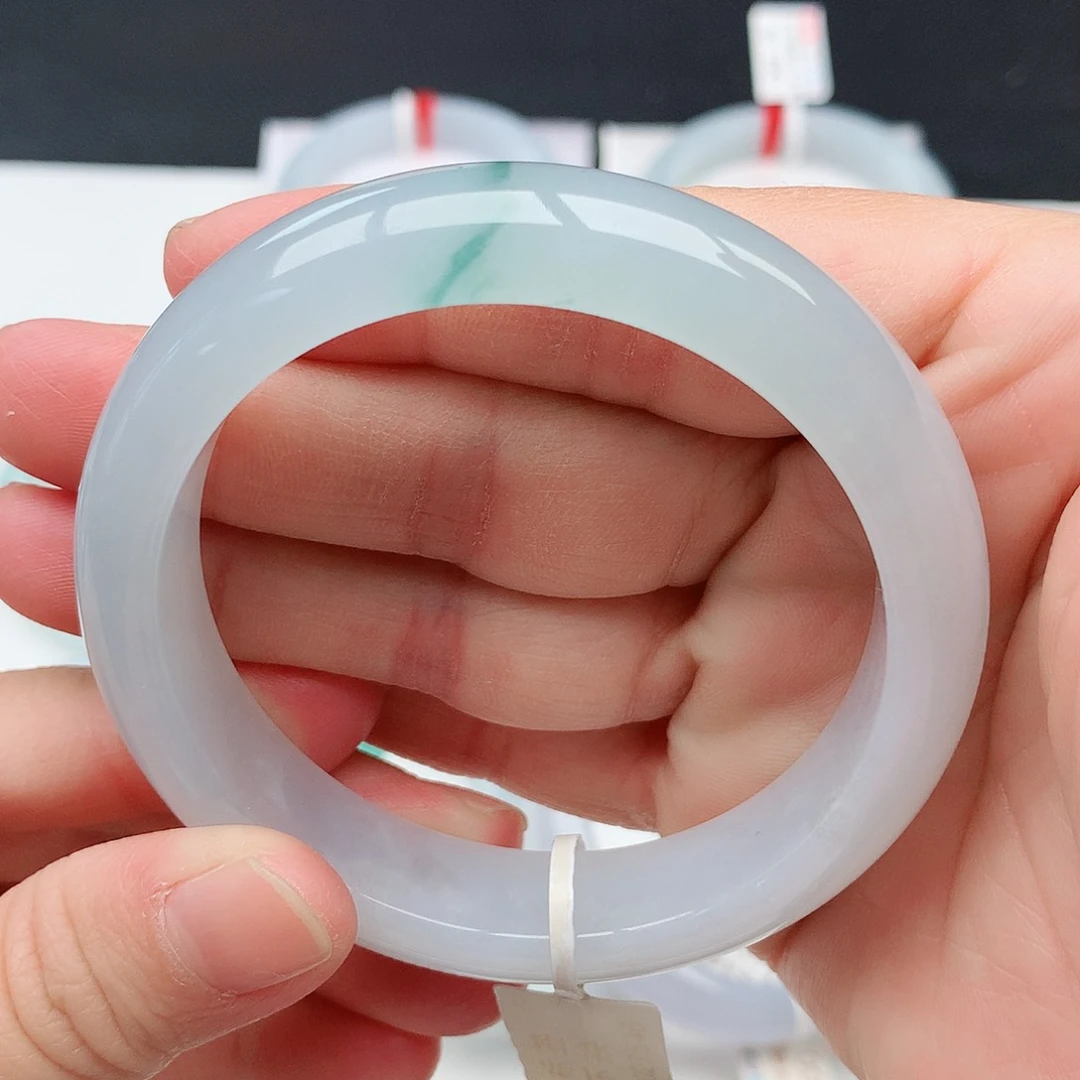 翡翠手镯未镶嵌天然翡翠