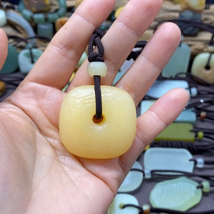 任***屋蛇纹石玉未镶嵌挂件