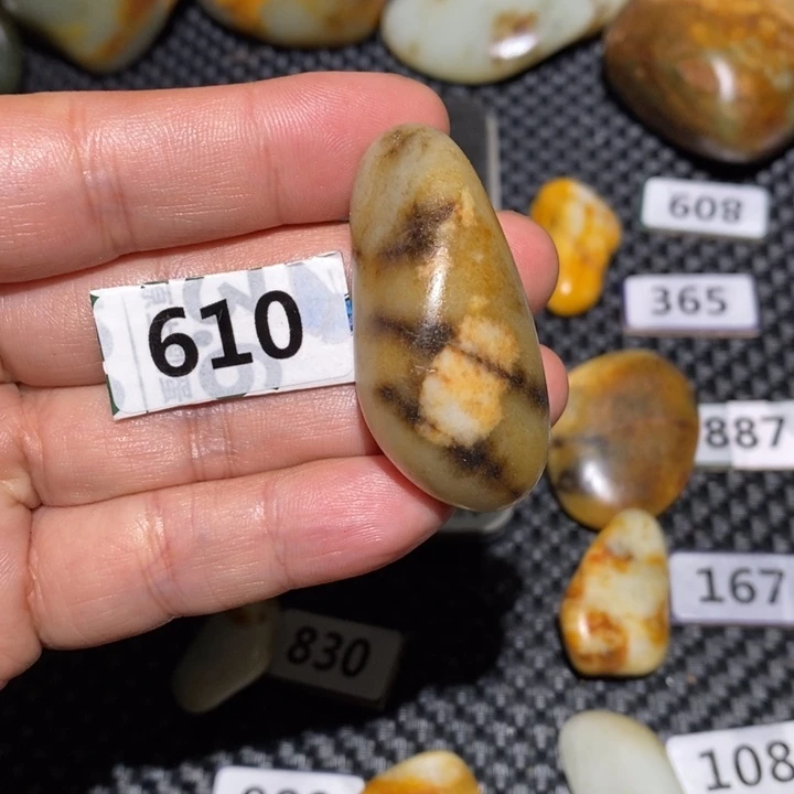 透闪石质玉未镶嵌挂件