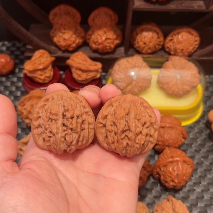 文玩核桃把件张***四座楼