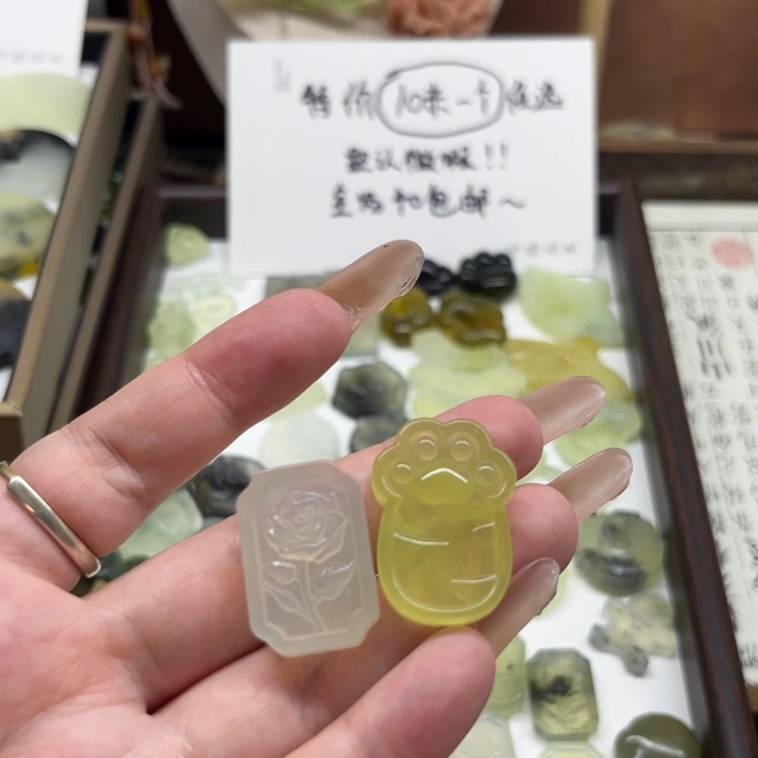 清***凉未镶嵌蛇纹石玉颈饰拴好不退