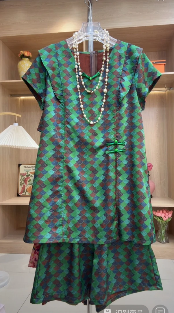 芃芃1896夏季大码女新中式国风斜襟盘扣V领碎花上衣+短裤俩件套