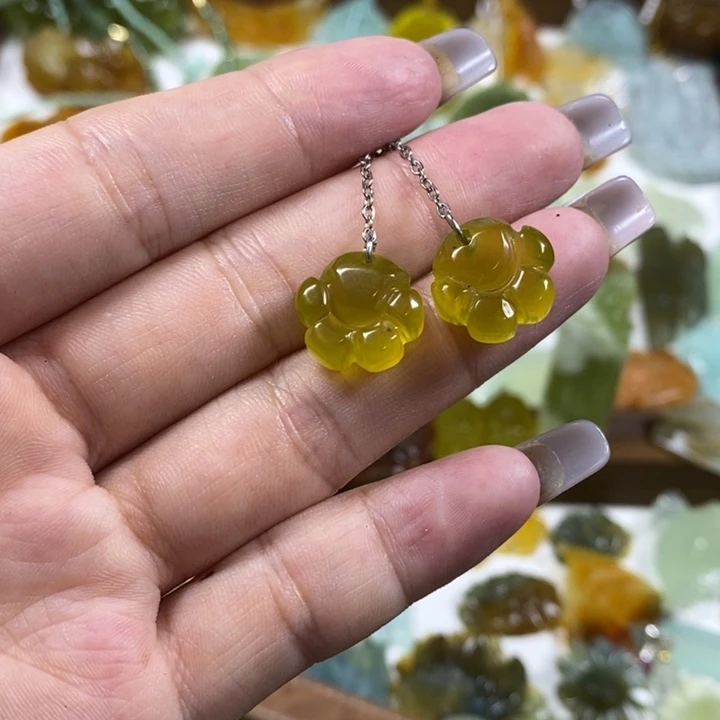 蛇纹石玉未镶嵌耳饰