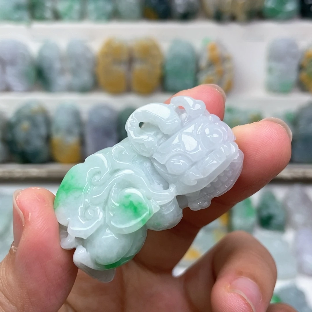 翡翠未镶嵌吊坠(赠链)