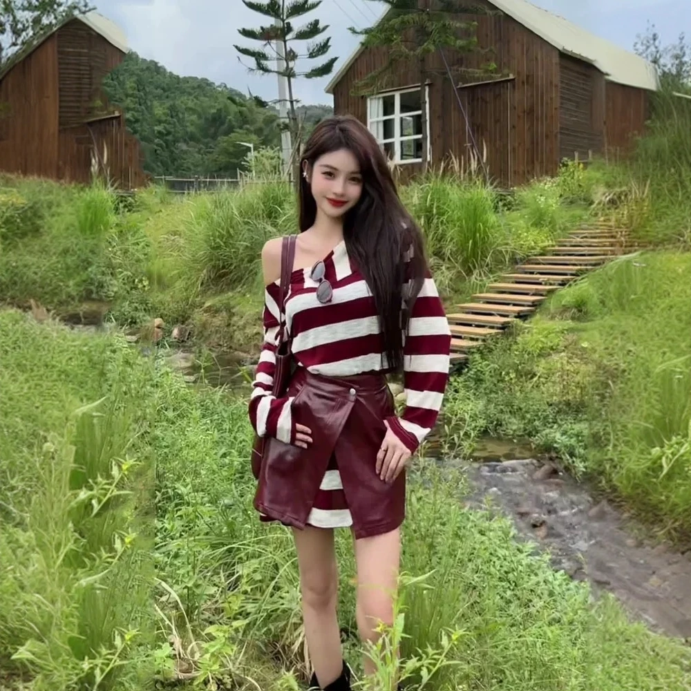 2025秋季新款时尚设计感条纹两件套女韩版炸街不规则上衣皮裙套装