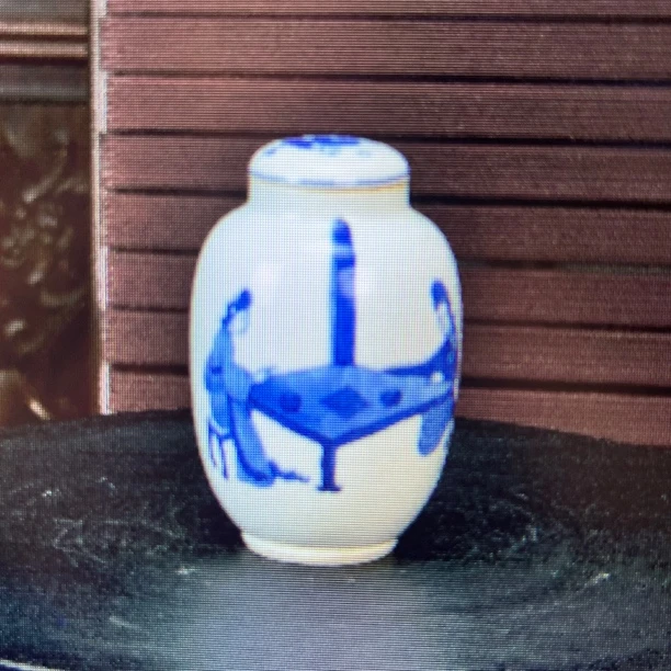 2228 清明末青花仕女图赏瓶