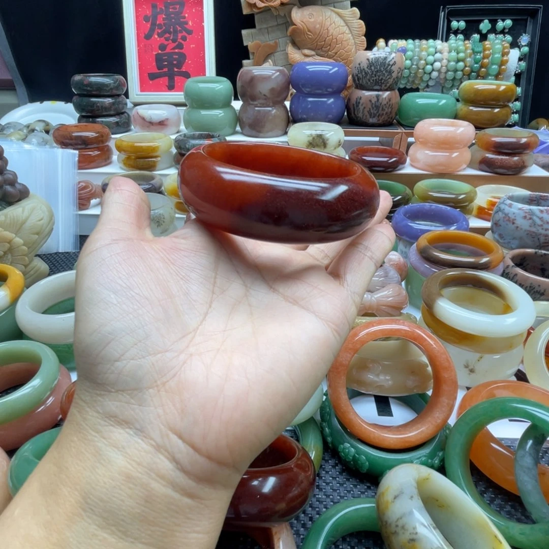 开***奶石英岩玉未镶嵌手镯