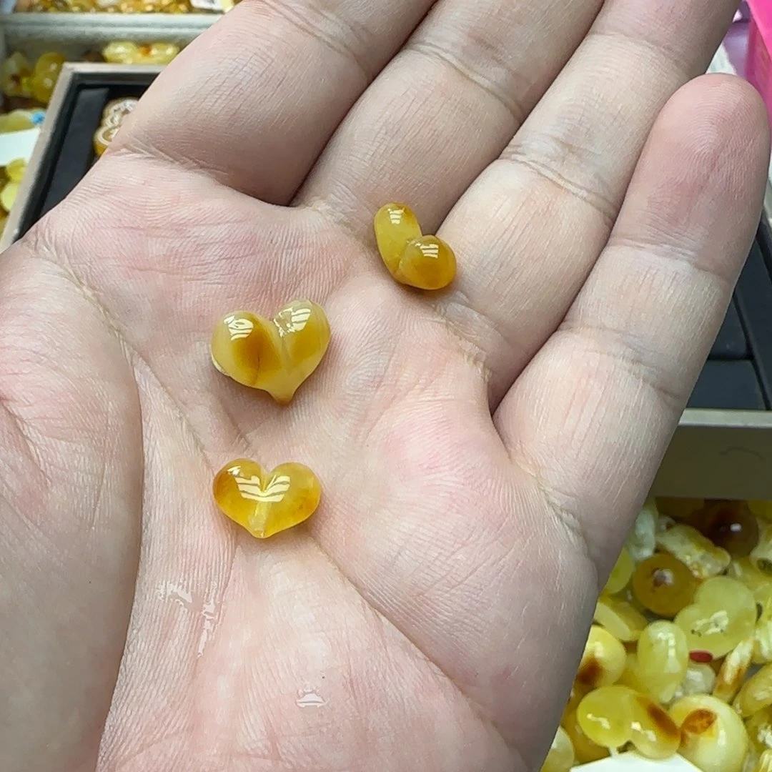 琥珀未镶嵌裸石1.68克一组有瑕