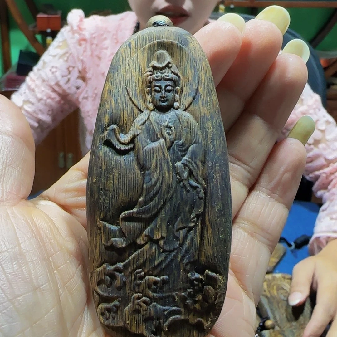 沉香沉香碎屑海南白奇乌身老料观音带绳20克